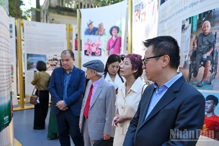 Triển lãm Hành động vì Cộng đồng 2025 diễn ra tại khuôn viên Báo Nhân Dân. (Ảnh: THỦY NGUYÊN)