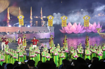 Lễ khai mạc Năm Du lịch quốc gia 2025 tại Huế thu hút sự quan tâm của du khách trong và ngoài nước. (Ảnh: TITC)