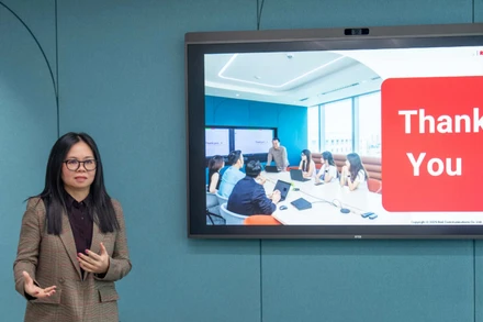 Giám đốc Điều hành Red Communications Sue Le chia sẻ tại buổi đào tạo của Red Academy.