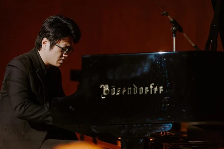 Nghệ sĩ piano Lưu Đức Anh đảm nhận vai trò độc tấu bên cạnh dàn nhạc Dàn nhạc giao hưởng Mặt Trời (SSO).