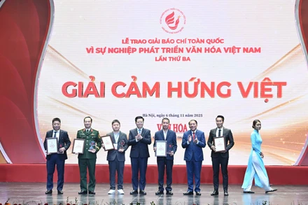 Đồng chí Mai Văn Chính, Ủy viên Trung ương Đảng, Phó Thủ tướng Chính phủ và đồng chí Nguyễn Văn Hùng, Ủy viên Trung ương Đảng, Bộ trưởng Văn hóa, Thể thao và Du lịch trao giải "Cảm hứng Việt"cho các tập thể, cá nhân xuất sắc. Báo Nhân Dân giành giải Đặc biệt Giải "Cảm hứng Việt".
