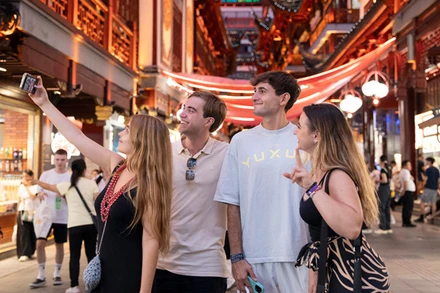 Khách du lịch ghé thăm Thượng Hải, Trung Quốc. (Ảnh: THX/TTXVN)