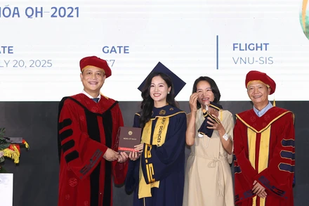 Lê Thị Hồng Anh, tân cử nhân khóa 1 ngành Quản trị thương hiệu, cùng mẹ trên sân khấu tốt nghiệp. (Ảnh: SIS)