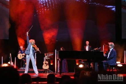 Đêm nhạc "Secret Garden Live in Vietnam" đã đưa hơn 3.000 khán giả bước vào thế giới cổ tích đầy mơ mộng, sâu lắng và hoài niệm. (Ảnh: THẾ ĐẠI)