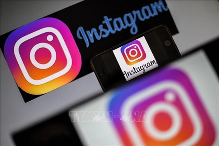 Ứng dụng Instagram được cài trên màn hình điện thoại. (Ảnh: TTXVN)