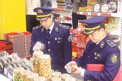 Cán bộ Đội Quản lý thị trường số 1 tỉnh Cao Bằng kiểm tra chất lượng hàng hóa trên thị trường. (Ảnh VŨ TIỆP)