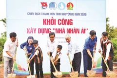 Đồng chí Đỗ Văn Chiến, Ủy viên Bộ Chính trị, Bí thư Trung ương Đảng, Chủ tịch Ủy ban Trung ương Mặt trận Tổ quốc Việt Nam dự lễ khởi công xây dựng “Nhà nhân ái” tặng hộ nghèo tại huyện Chư Păh, tỉnh Gia Lai. 
