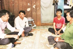 Nhân viên Phòng giao dịch Ngân hàng Chính sách xã hội huyện Tuy Đức phối hợp đoàn thể địa phương xuống tận cơ sở hỗ trợ hộ nghèo dân tộc thiểu số phương án sản xuất và thủ tục vay vốn ưu đãi.