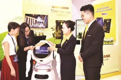 Khách hàng trải nghiệm các giải pháp số hóa và tăng cường bảo mật tài khoản của Ngân hàng Nam Á.