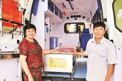 Bên trong xe cứu thương được trang bị dụng cụ phục vụ sơ, cấp cứu cho bệnh nhân.