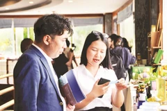 Đại diện doanh nghiệp Nhật Bản tìm hiểu về sản phẩm tại hội nghị xúc tiến thương mại.