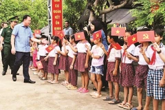 Lãnh đạo tỉnh Đồng Nai thăm khu dân cư liền kề chốt dân quân xã Thanh Hòa.