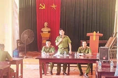 Công an xã Phú Nghĩa tuyên truyền, hướng dẫn các hộ gia đình thực hiện biện pháp bảo đảm an toàn phòng cháy, chữa cháy.