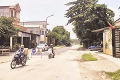 Một tuyến giao thông qua xã bị xuống cấp, nhiều ổ voi, ổ gà.