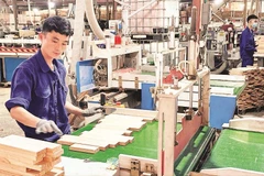Công nhân Doanh nghiệp tư nhân Đăng Khoa (xã Trấn Yên, tỉnh Lào Cai) hoàn thiện sản phẩm. (Ảnh QUANG THIỀU)