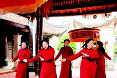 Các nghệ nhân trình diễn hát Xoan phục vụ du khách tại các điểm du lịch cộng đồng.