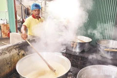 Công nhân người Khmer nấu đường thốt nốt truyền thống.