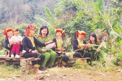 Nữ chiến sĩ Công an tỉnh Lạng Sơn chia sẻ niềm vui cùng bà con đồng bào Dao.