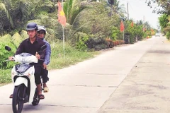 Đại đức Danh Dung cùng chính quyền địa phương vận động dân đồng thuận nâng cấp mở rộng tuyến lộ nối ấp Hiệp Hòa và Đồng Tranh, xã Vĩnh Bình.