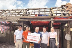 Văn phòng đại diện Báo Nhân Dân tại Hà Tĩnh, Nghệ An, Thanh Hóa kết nối, với nhiều tổ chức, cá nhân, trao tặng hơn 4,2 tỷ đồng hỗ trợ người dân khắc phục hậu quả bão số 10.