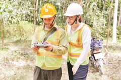 Bà Carina van Weelden (bên phải) khảo sát rừng lâm sinh tại tỉnh Gia Lai.