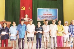 Người dân vùng bị ngập lũ ở xã Nam Hải Lăng (Quảng Trị) nhận quà chia sẻ từ Báo Nhân Dân.