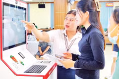 Cán bộ hướng dẫn người dân thực hiện thủ tục hành chính tại Trạm dịch vụ công số, Trung tâm Phục vụ hành chính công tỉnh Ninh Bình. 