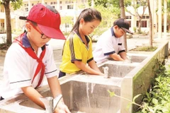 Học sinh Trường tiểu học Lý Nhơn, xã An Lợi Đông sử dụng nước máy của thành phố, bảo đảm nguồn nước sinh hoạt ổn định và an toàn.