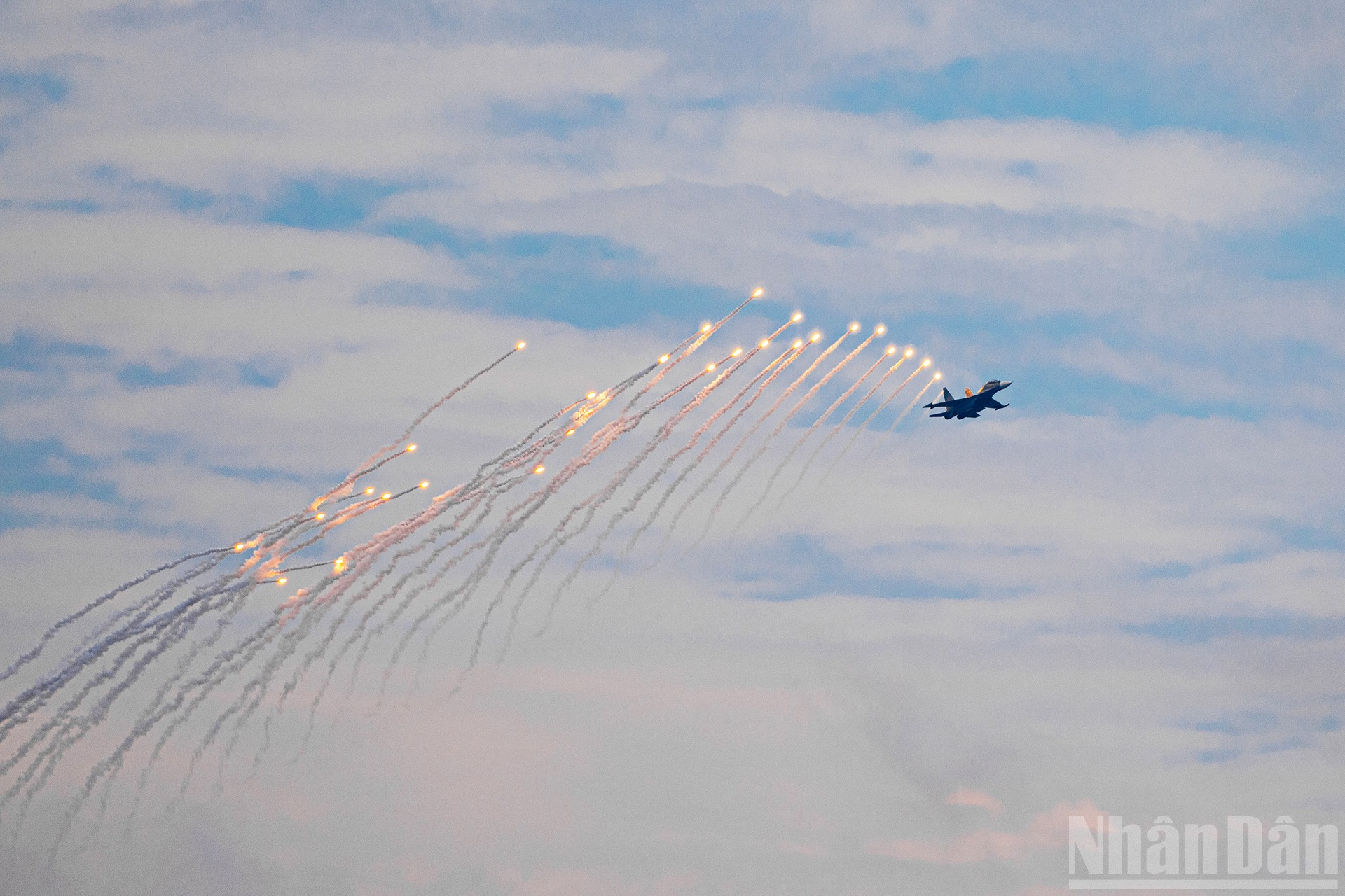 SU-30MK2 전투기가 수도 하늘에 방열판을 투하합니다.