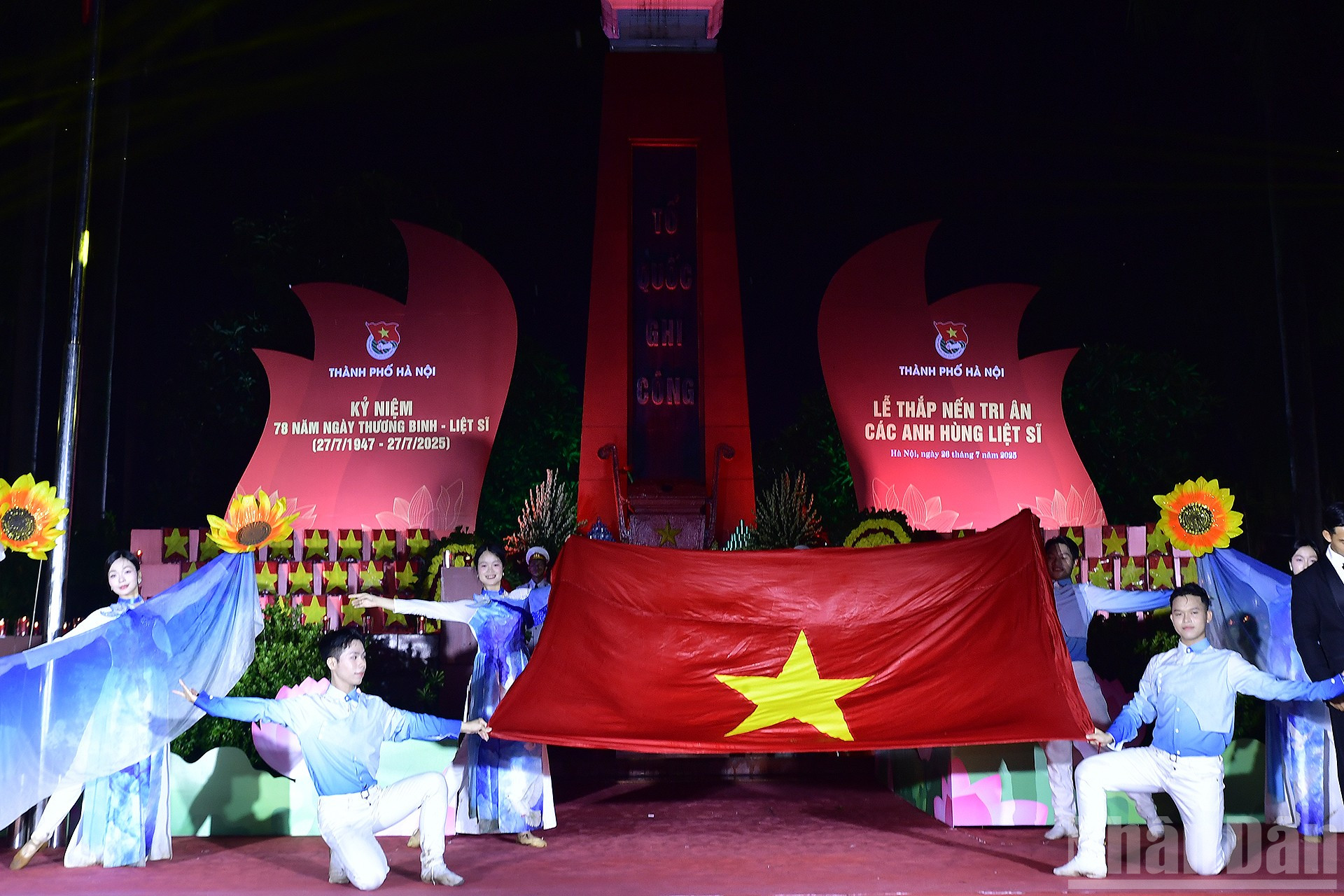 Ở cấp thành phố, Đoàn Thanh niên Thành phố Hà Nội đã đến thăm hỏi, trao quà tặng các Bà mẹ Việt Nam Anh hùng, gia đình người có công với cách mạng tại các phường Hoàn Kiếm, Phú Thượng, Tây Hồ, Ngọc Hồi và xã Thanh Trì. ndo_br_miu-4419.jpg
