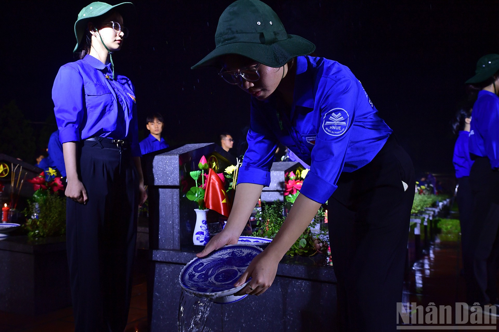 Cùng lúc này, tình nguyện viên ở tất cả các nghĩa trang liệt sĩ, bia, đài, nhà tưởng niệm liệt sĩ trên địa bàn Thủ đô cũng đồng loạt thắp lên những ngọn nến lung linh. ndo_br_miu-4366.jpg