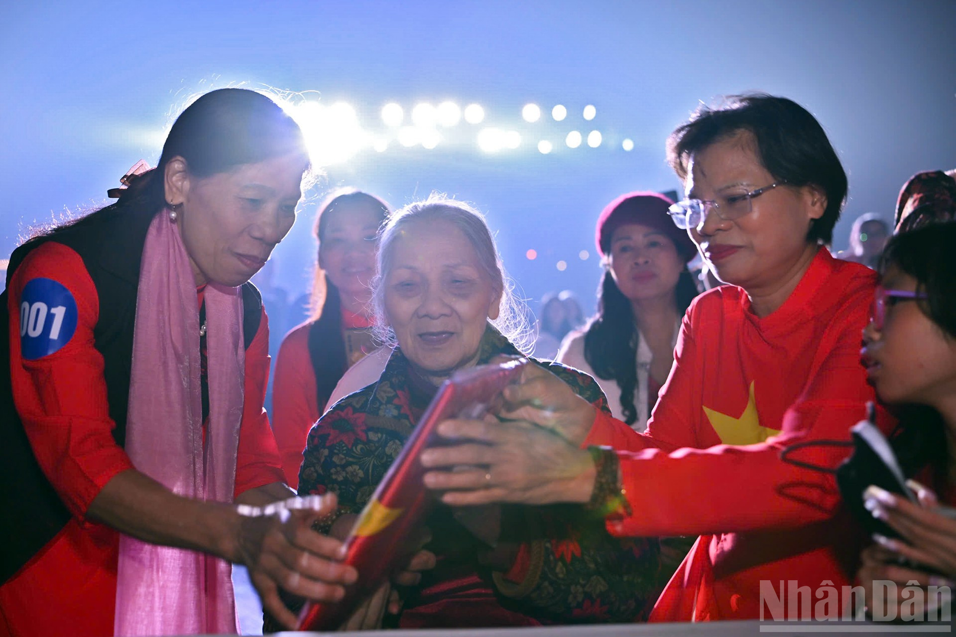 The wife, children, and grandchildren of martyr Dang Xuan Dao were all present at the program. ndo_br_adfe92f7928f1dd1449e.jpg