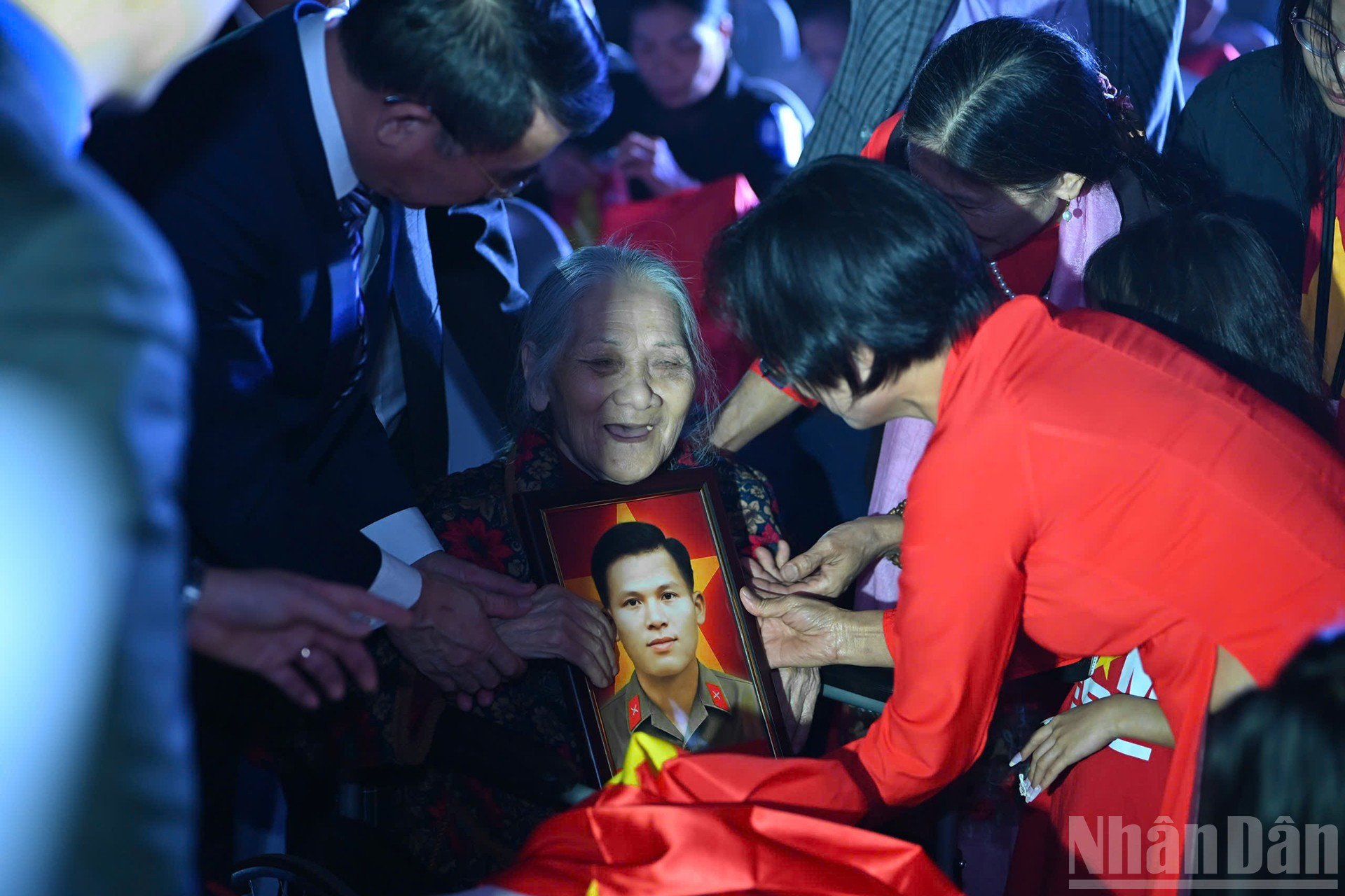 The family of martyr Dang Xuan Dao receives his portrait. ndo_br_f74ad058d0205f7e0631.jpg
