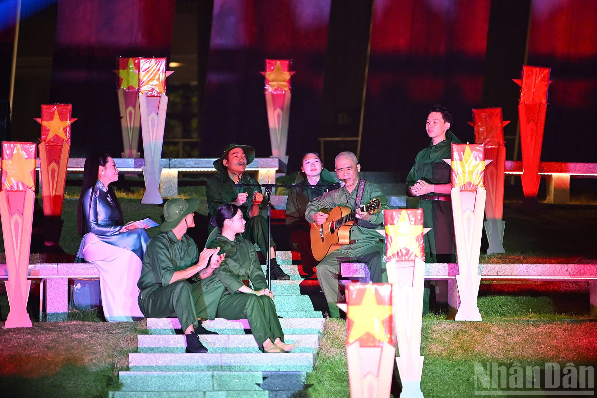 Musician Truong Quy Hai sang songs that honored and commemorated his comrades. ndo_br_32f4937d92051d5b4414.jpg