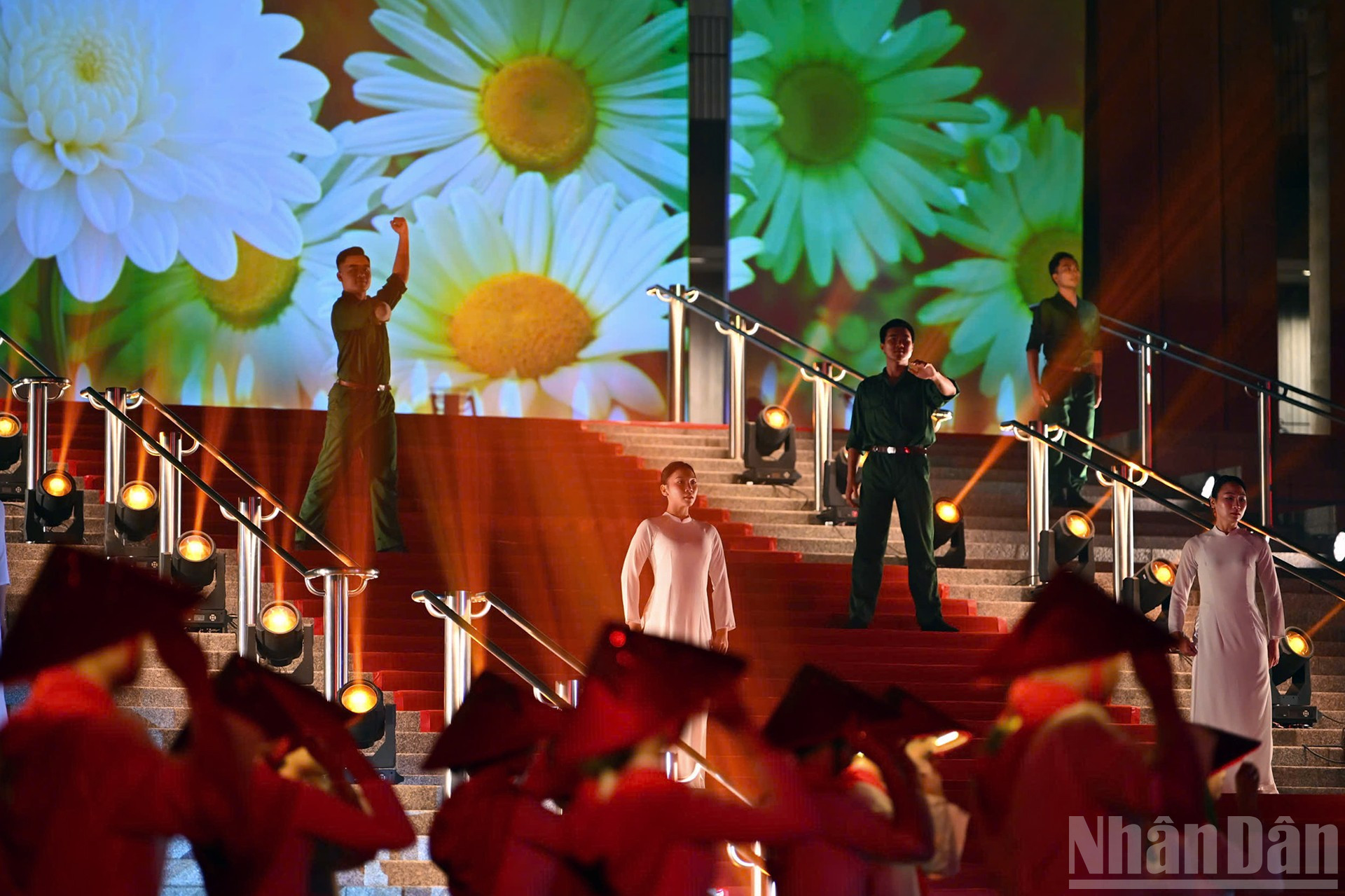 The opening act of the show featured hundreds of young artists and students. ndo_br_52cd31bf30c7bf99e6d6.jpg