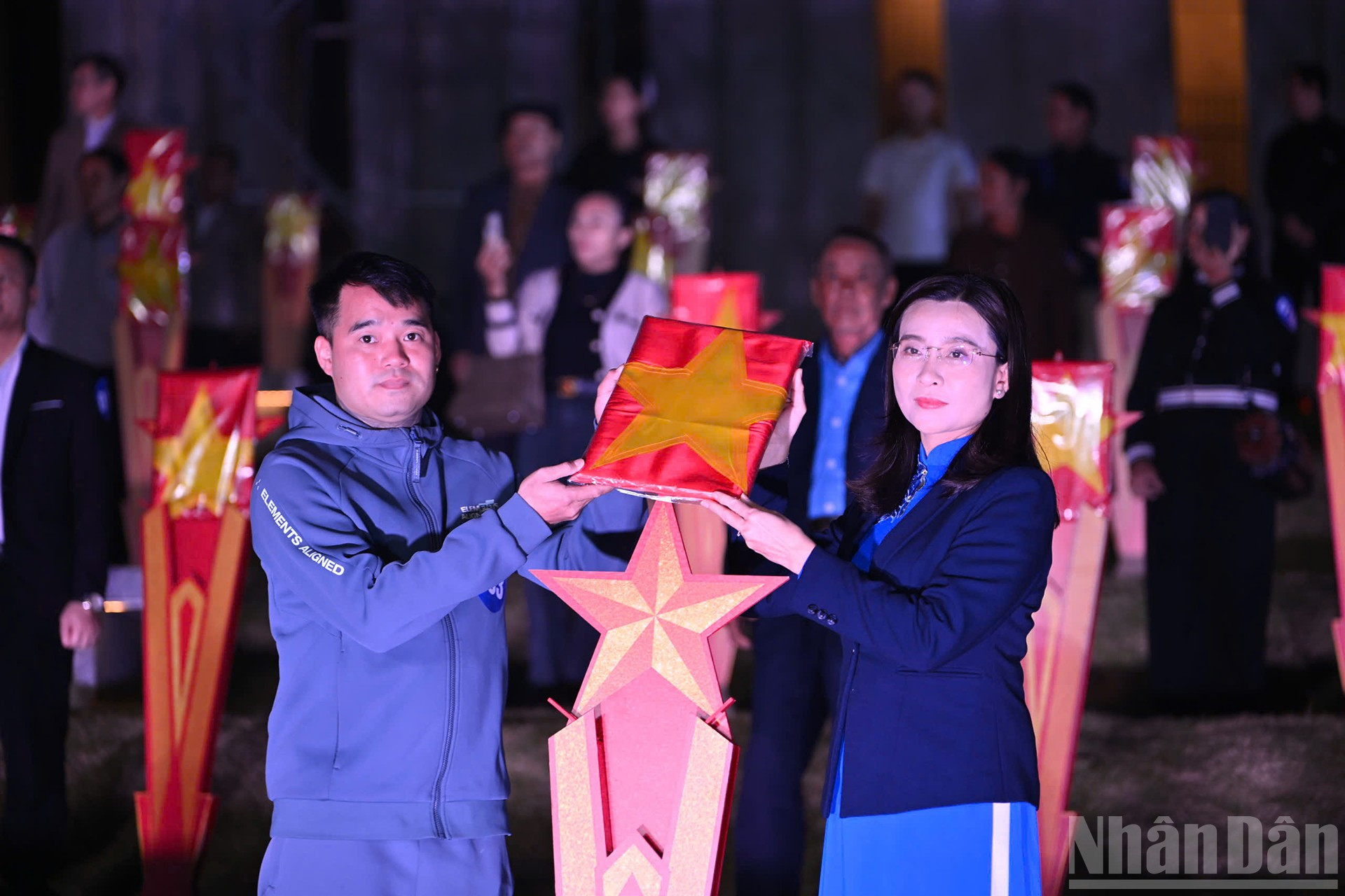 Nguyen Pham Duy Trang, Secretary of the Central Committee of the Youth Union and President of the Central Council of the Young Pioneers, presents portraits to representatives of the families of fallen soldiers. ndo_br_8cdffd09fc71732f2a60.jpg