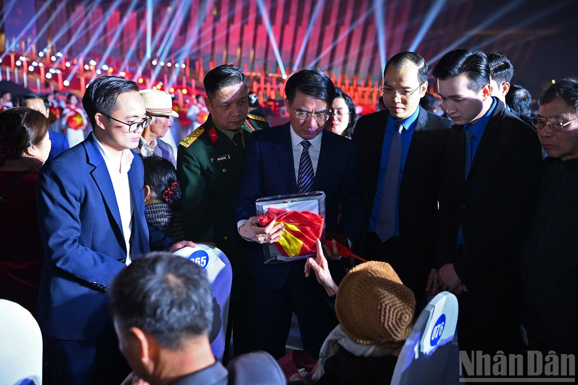 Representatives from various ministries, departments, and the city of Hanoi visited and offered condolences to the families of fallen soldiers as part of the program. ndo_br_51e0bbf2bb8a34d46d9b.jpg