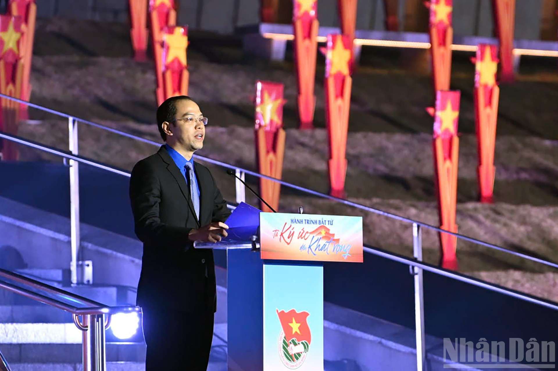Comrade Nguyen Tien Hung delivered the opening remarks for the program. ndo_br_f3b367016679e927b068.jpg
