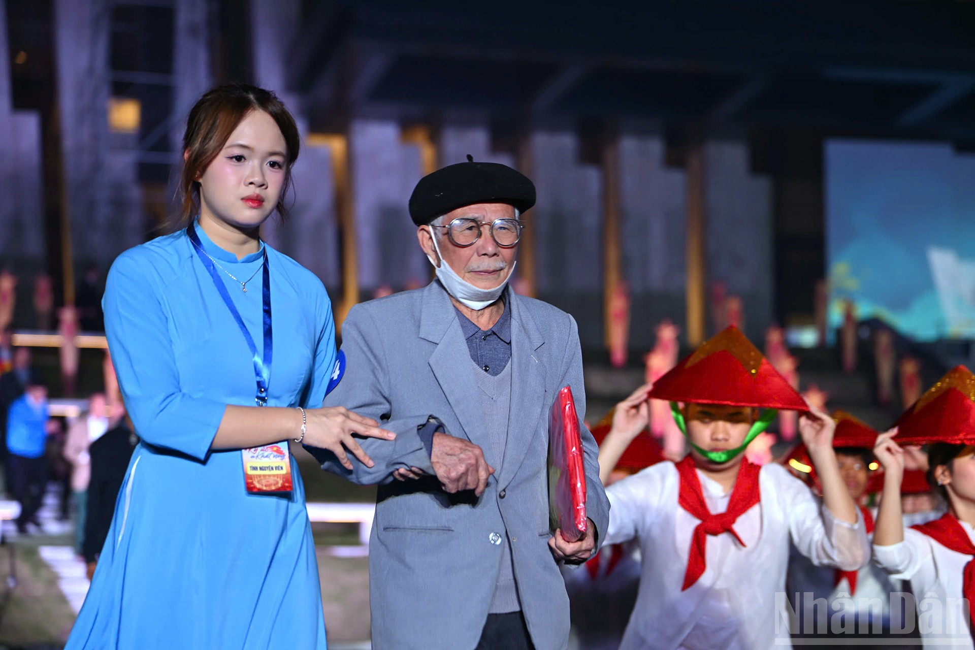 Volunteers assist relatives of fallen soldiers in receiving their portraits. ndo_br_3ef257f5578dd8d3819c.jpg