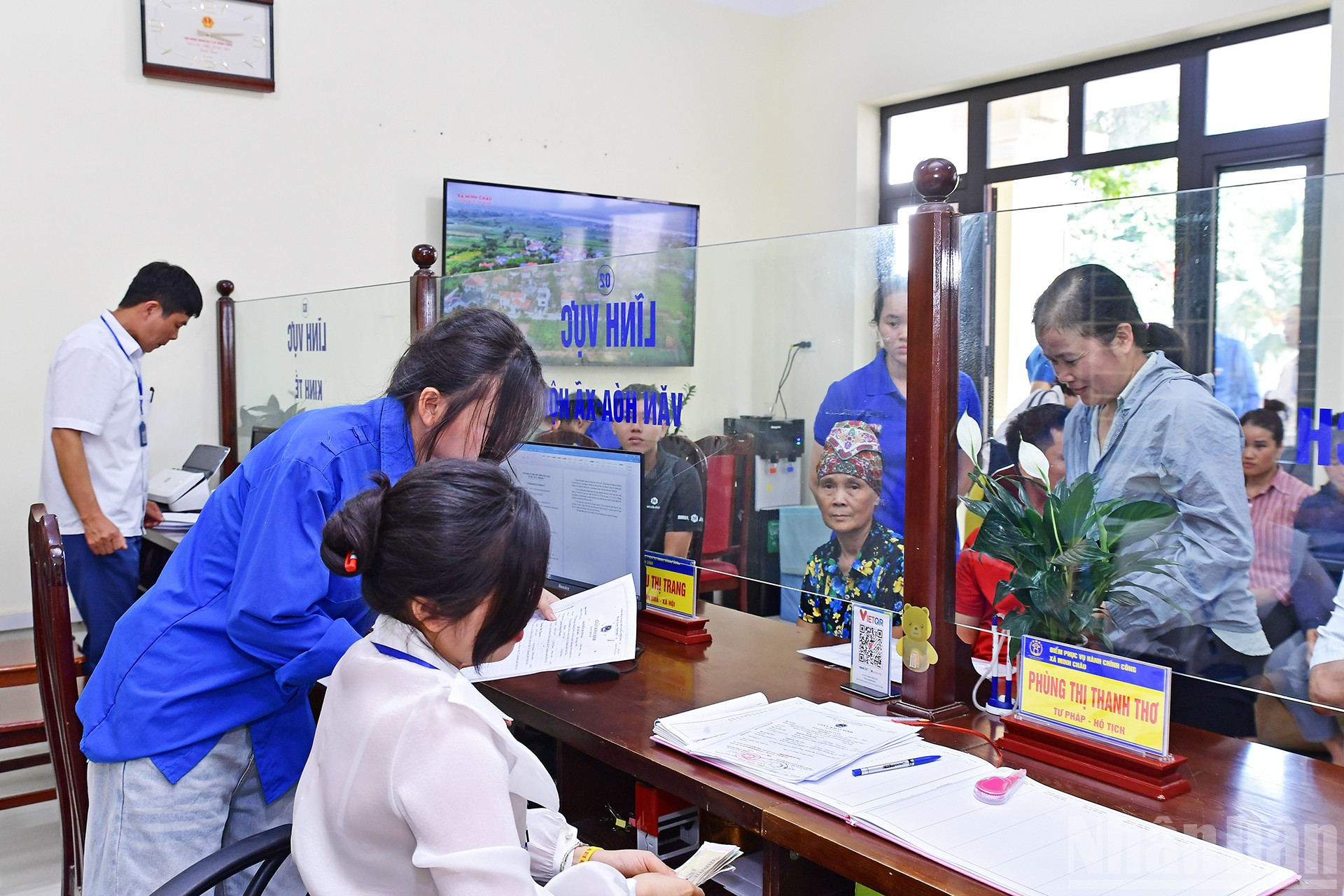 Nằm cách trung tâm khoảng 60km, xã Minh Châu có diện tích hơn 1.060ha với hơn 6.500 nhân khẩu. Trước đây, người dân muốn làm thủ tục hành chính buộc phải sử dụng phà đi qua sông Hồng. Tuy nhiên, từ ngày 1/7/2025, người dân đã được tiếp cận và giải quyết thủ tục hành chính trực tiếp tại cơ sở mà không còn phải lo lắng chuyện đi phà trên dòng nước xiết. ndo_br_miu-3384.jpg