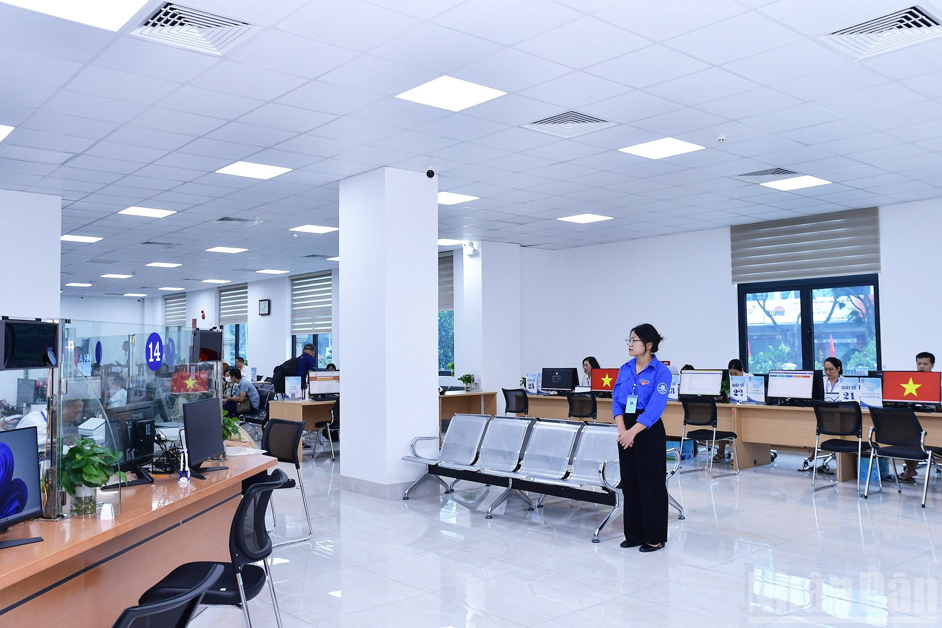Bên cạnh đó, các bạn trẻ còn trực tiếp hướng dẫn người dân sử dụng dịch vụ công trực tuyến, tài khoản định danh điện tử VNeID và các ứng dụng số dân sinh; tập huấn kỹ năng số cho cán bộ cơ sở; tổ chức các điểm tư vấn công nghệ lưu động; và phối hợp truyền thông nâng cao nhận thức về chuyển đổi số trong cộng đồng . ndo_br_miu-3231.jpg
