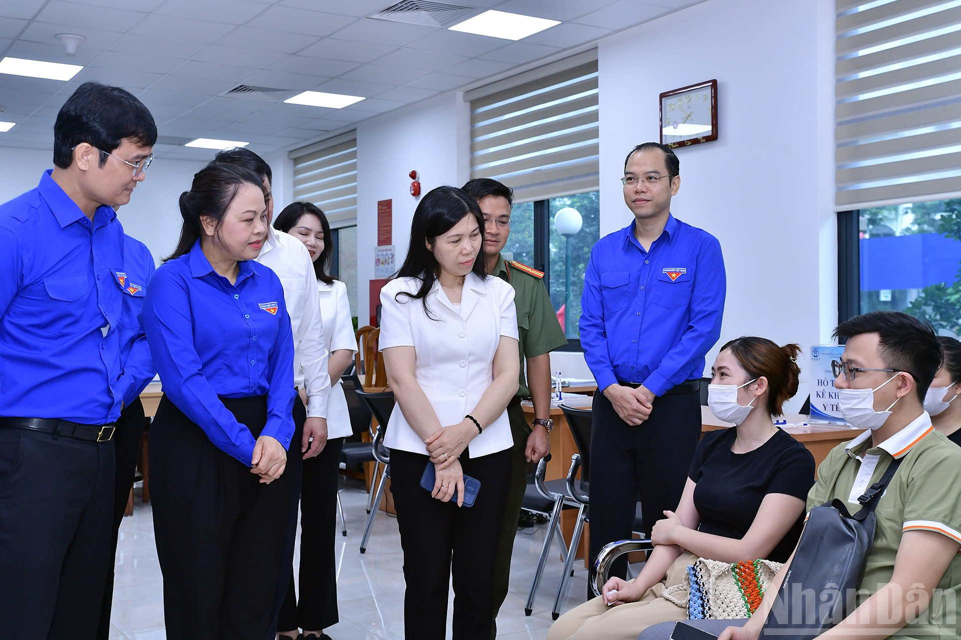 Đồng chí Nguyễn Thị Thu Hà, Ủy viên Trung ương Đảng, Phó Bí thư Thường trực Đảng ủy Mặt trận Tổ quốc, các đoàn thể Trung ương, Phó Chủ tịch, Tổng Thư ký Ủy ban Trung ương Mặt trận Tổ quốc Việt Nam cùng đại diện các ban, bộ, ngành thăm hỏi người dân có nhu cầu giải quyết thủ tục hành chính ở phường Cầu Giấy (Hà Nội). ndo_br_miu-3200.jpg