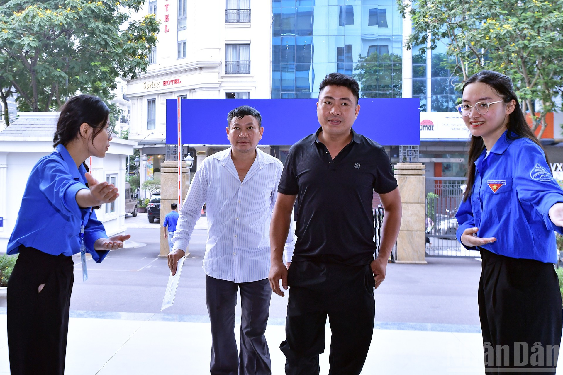 Cùng ngày, trên khắp mọi miền Tổ quốc, hàng trăm nghìn đoàn viên, thanh niên tình nguyện cũng đã ra quân hỗ trợ người dân giải quyết thủ tục hành chính sau sắp xếp chính quyền hai cấp. (Trong ảnh: các tình nguyện viên phường Cầu Giấy (Hà Nội) đón tiếp người dân có nhu cầu sử dụng dịch vụ công). ndo_br_miu-3249.jpg