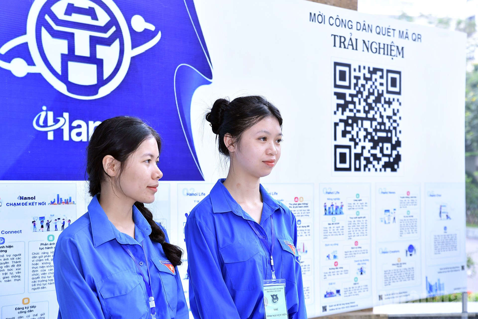 Các đội hình thanh niên tình nguyện là minh chứng rõ nét, lực lượng trực tiếp đồng hành cùng chính quyền các cấp hỗ trợ người dân tiếp cận công nghệ, làm chủ dịch vụ công trực tuyến, góp phần hiện thực hóa mục tiêu xây dựng nền hành chính hiện đại, phục vụ nhân dân tốt hơn. ndo_br_miu-3226.jpg