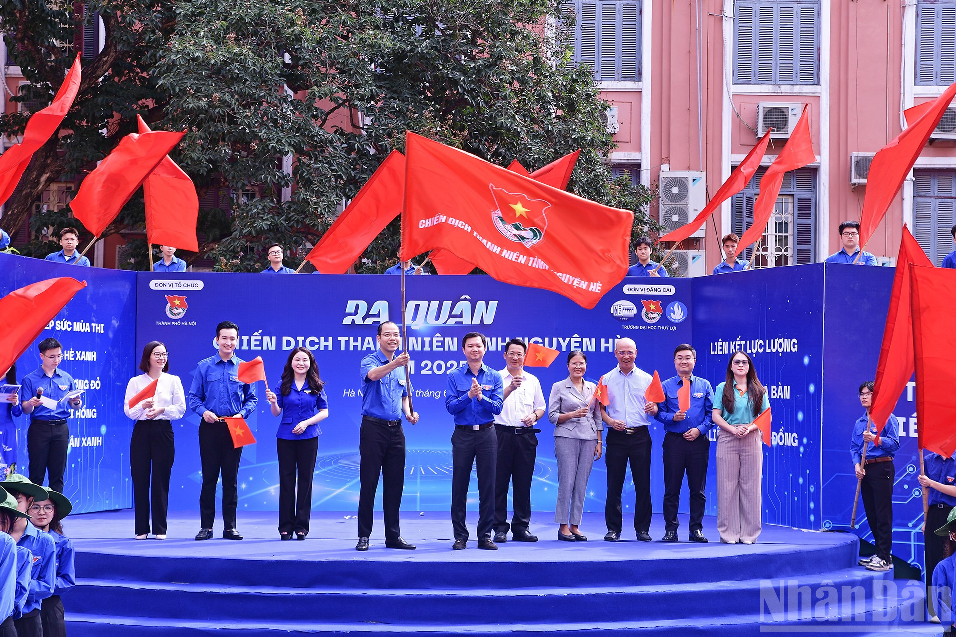 Đại diện Trung ương Đoàn, Thành đoàn Hà Nội và các đơn vị liên quan thực hiện nghi thức khởi động Chiến dịch "Thanh niên tình nguyện hè" năm 2025.