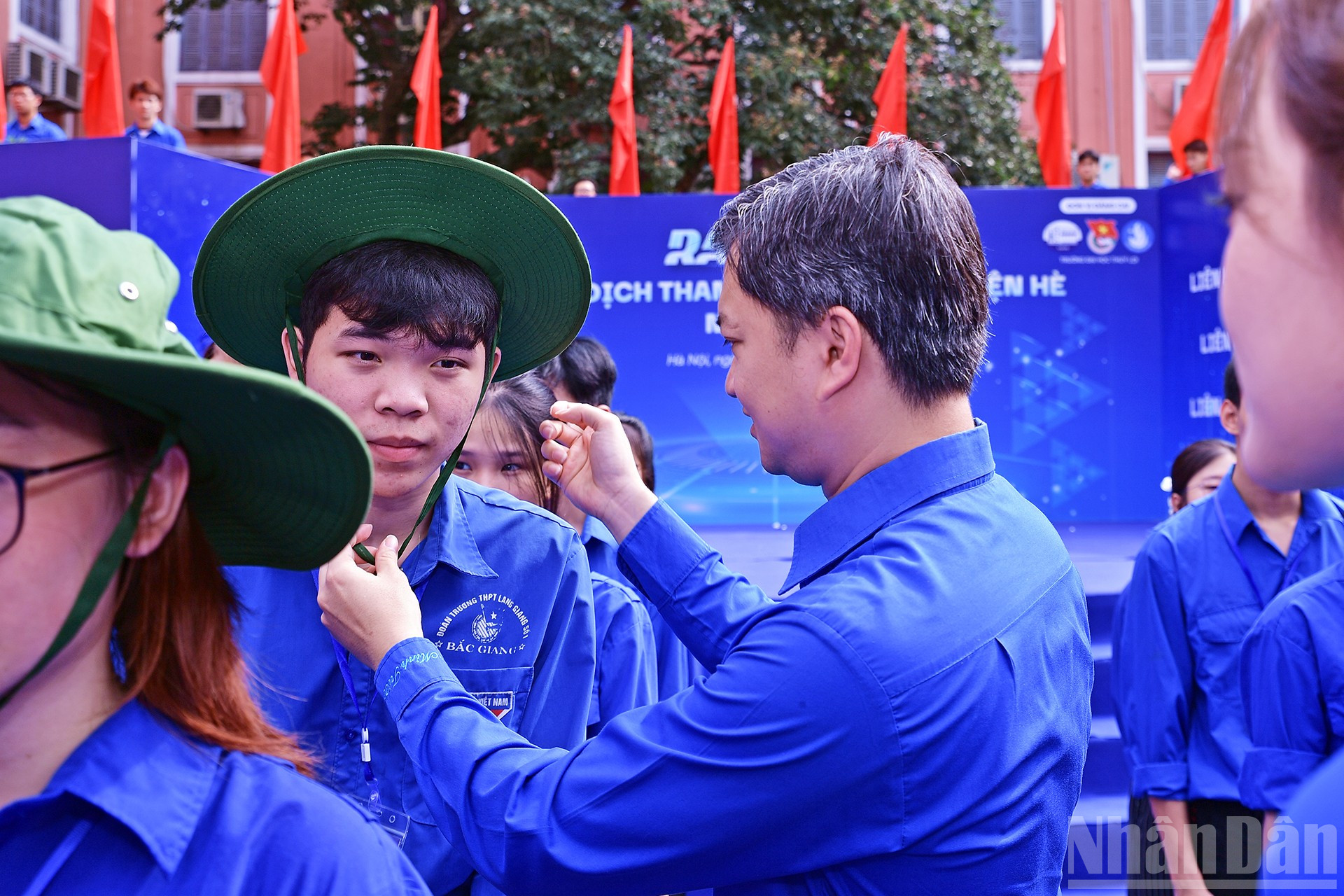 Đồng chí Nguyễn Minh Triết trao vật phẩm hỗ trợ các tình nguyện viên. ndo_br_miu-0699.jpg