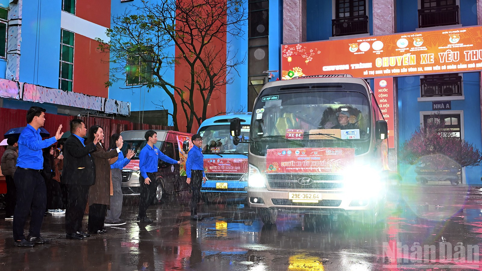 Đại diện Đoàn Thanh niên, Hội Sinh viên thành phố Hà Nội và các nhà trường, đơn vị liên quan tạm biệt 200 bạn trẻ lên đường về quê đón Tết cổ truyền trên những "Chuyến xe yêu thương" năm 2026.