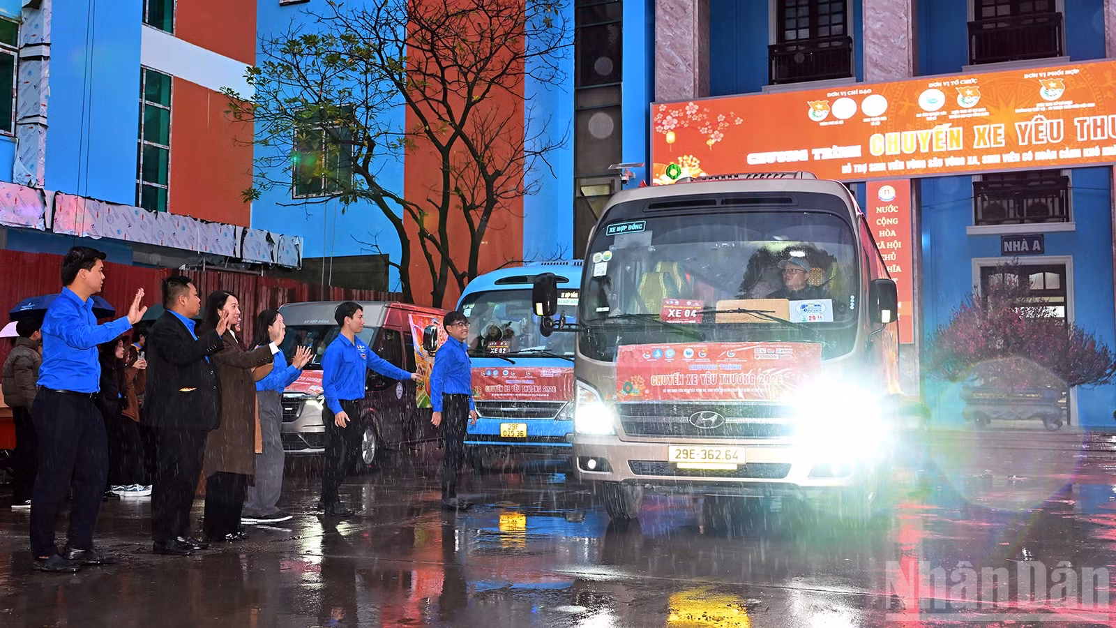 Đại diện Đoàn Thanh niên, Hội Sinh viên thành phố Hà Nội và các nhà trường, đơn vị liên quan tạm biệt 200 bạn trẻ lên đường về quê đón Tết cổ truyền trên những "Chuyến xe yêu thương" năm 2026.