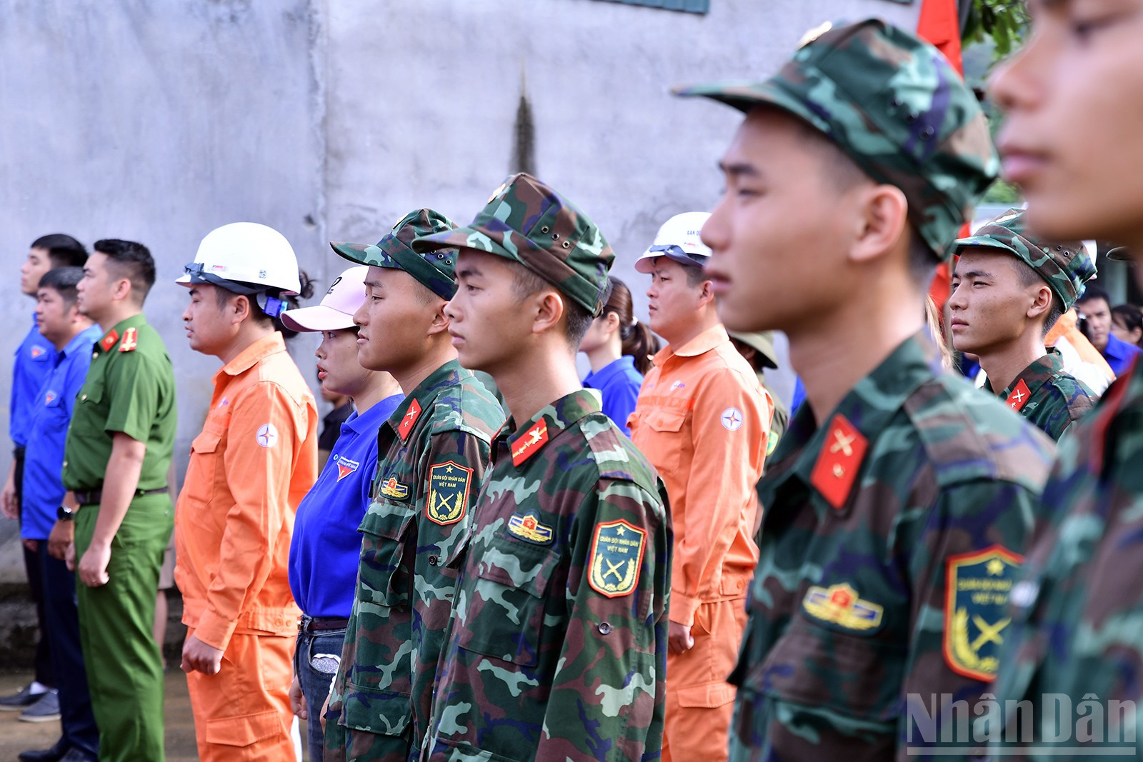 Đông đảo đoàn viên, thanh niên các lực lượng có mặt tại buổi lễ phát động. ndo_br_miu-3478.jpg
