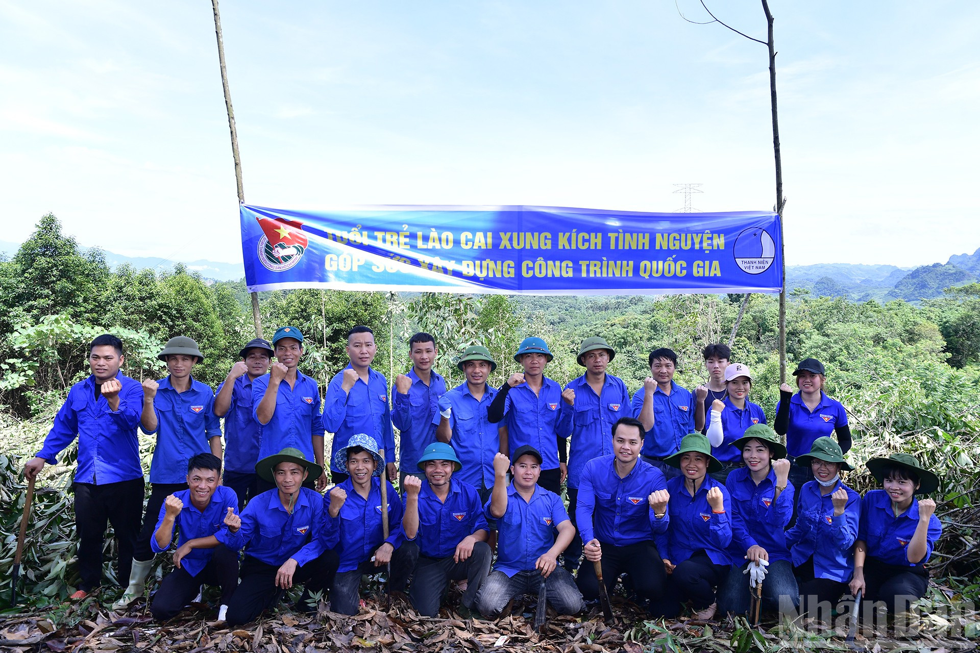 Những gương mặt trẻ đầu tiên lên tới đỉnh đồi, thể hiện quyết tâm thực hiện mọi nhiệm vụ được giao nhằm góp phần bảo đảm tiến độ Dự án đường dây 500kV Lào Cai-Vĩnh Yên. ndo_br_miu-3745.jpg